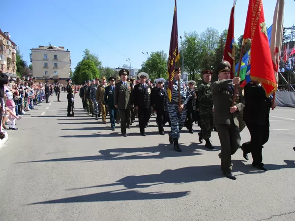 На городском параде, посвященном Великой Победе
